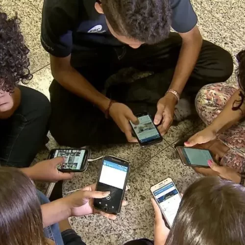 Lula ainda não sancionou proibição de celulares nas escolas e movimento quer aparelhos fora das mochilas