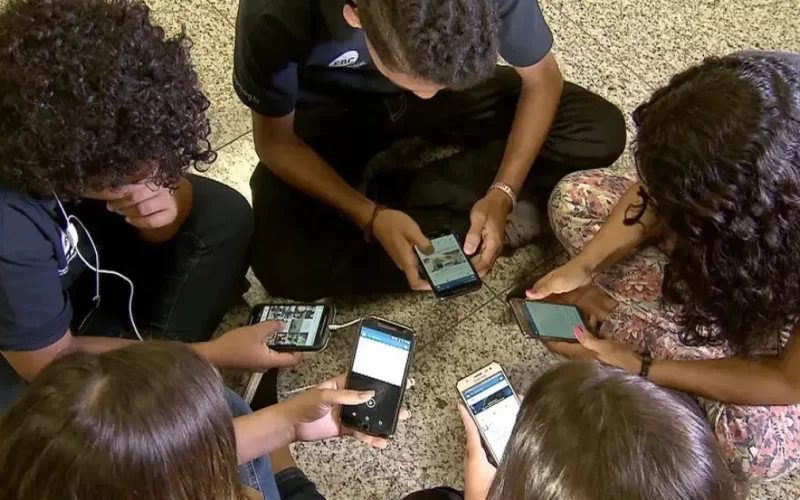 Lula ainda não sancionou proibição de celulares nas escolas e movimento quer aparelhos fora das mochilas