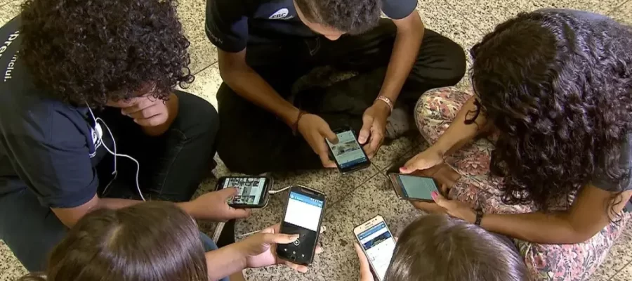 Lula ainda não sancionou proibição de celulares nas escolas e movimento quer aparelhos fora das mochilas