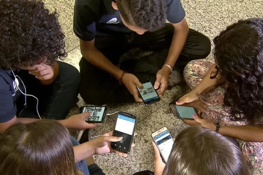 Lula ainda não sancionou proibição de celulares nas escolas e movimento quer aparelhos fora das mochilas